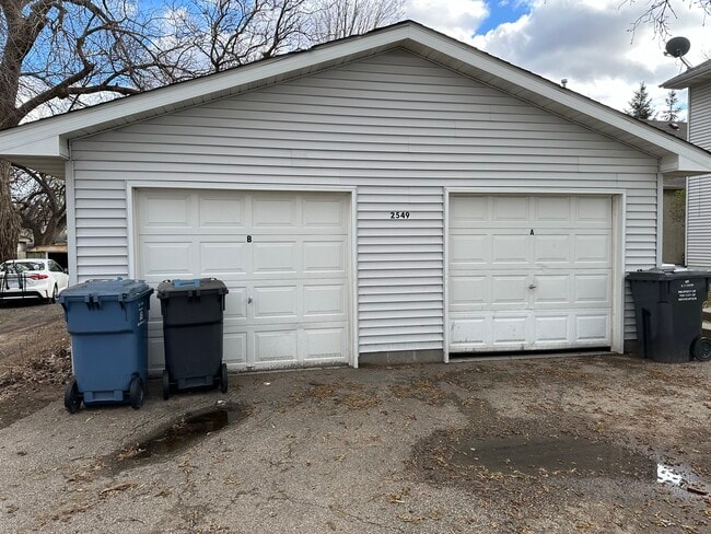 2549 4th St NE, Unit B in Minneapolis, MN - Foto de edificio - Building Photo