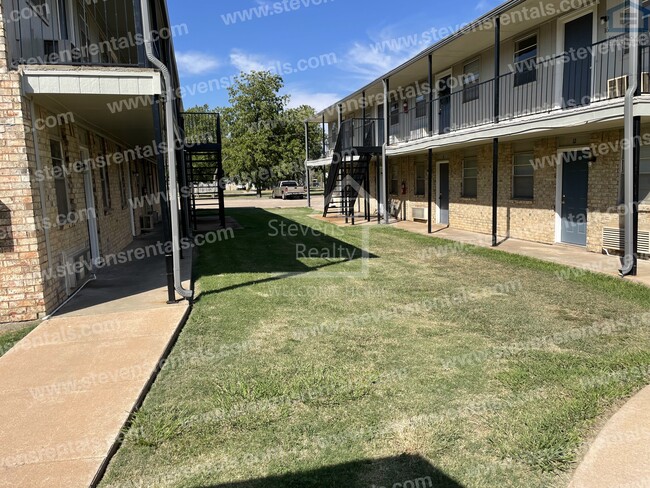1502 NW Kingsbury Ave in Lawton, OK - Foto de edificio - Building Photo