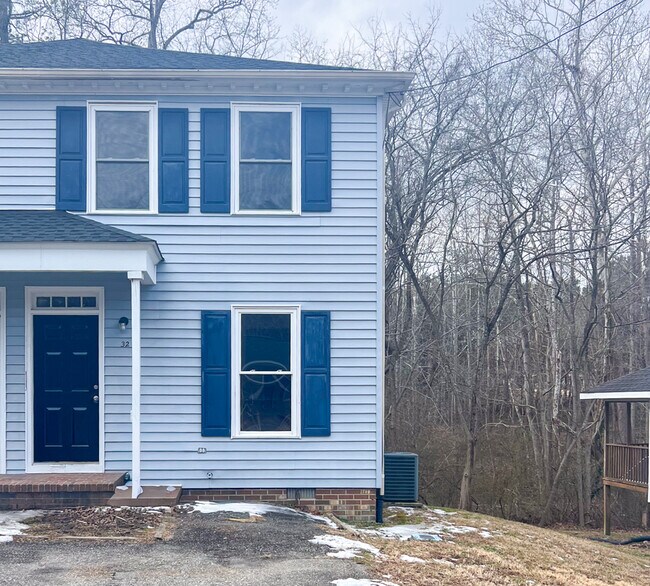 30 Fox Hill Dr in Kilmarnock, VA - Foto de edificio - Building Photo