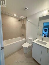 8 Wellesley St W in Toronto, ON - Building Photo - Building Photo