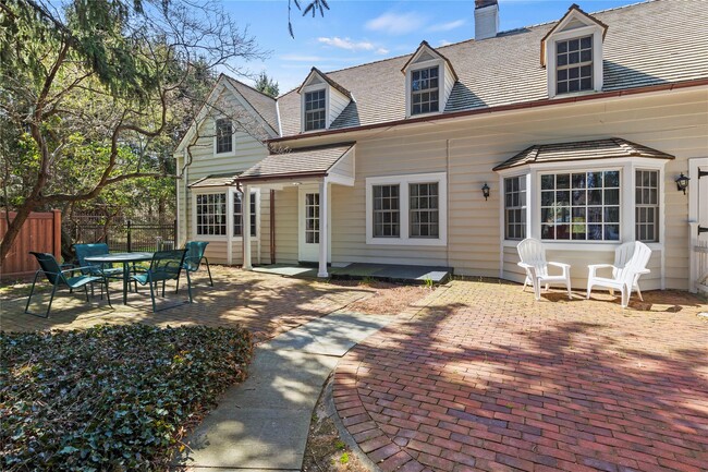 87 Piping Rock Rd in Glen Head, NY - Building Photo - Building Photo