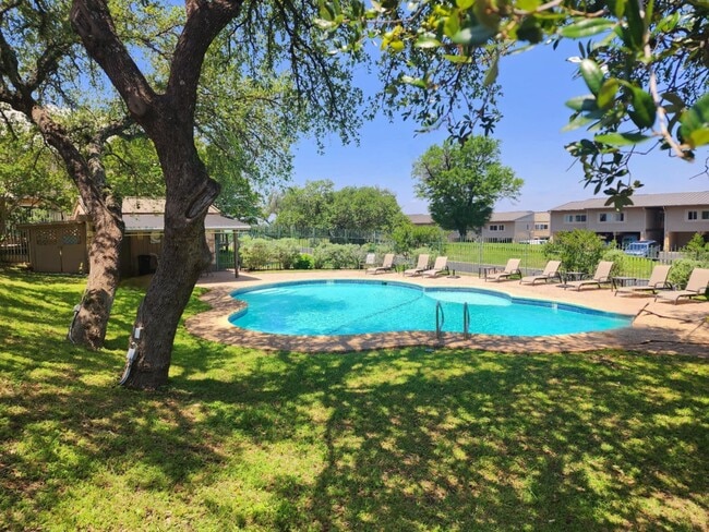 300 Out Yonder in Horseshoe Bay, TX - Building Photo - Building Photo