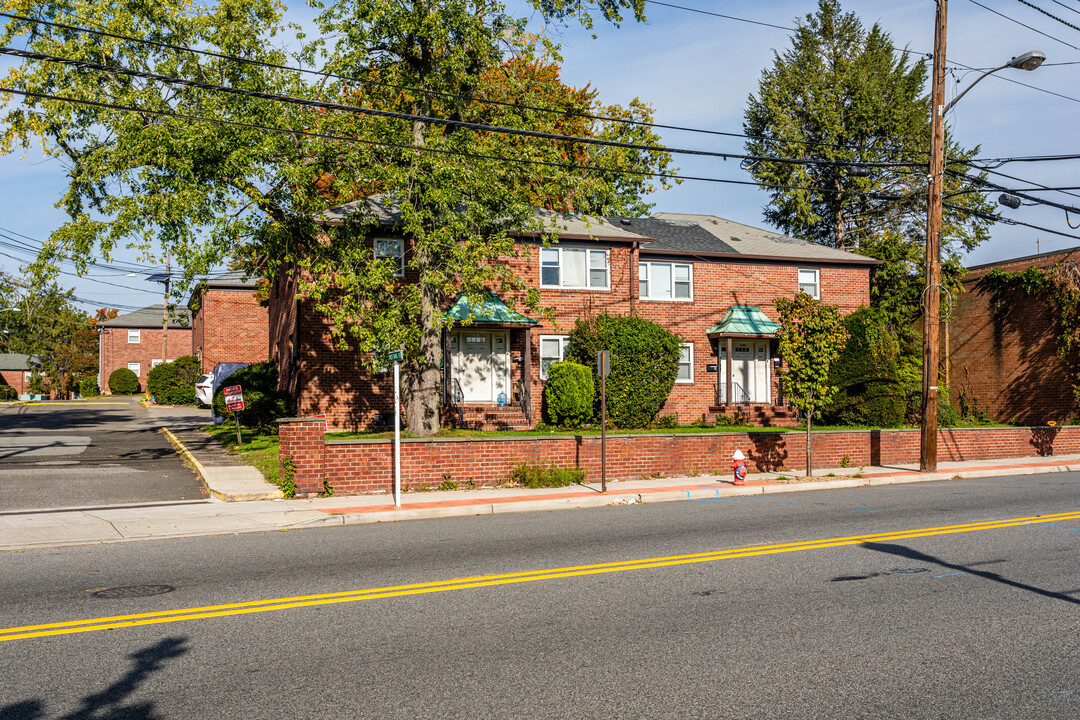 Westgate Gardens in Teaneck, NJ - Building Photo