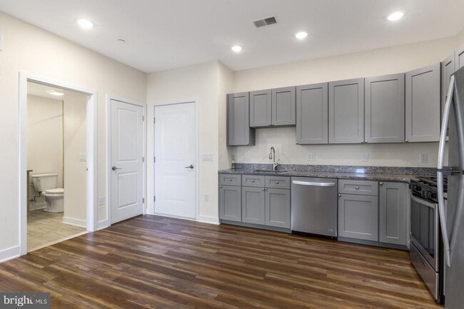 2411 Kensington Ave in Philadelphia, PA - Foto de edificio - Building Photo