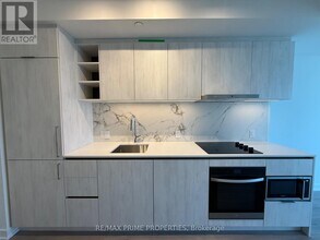 8 Wellesley St W in Toronto, ON - Building Photo - Building Photo