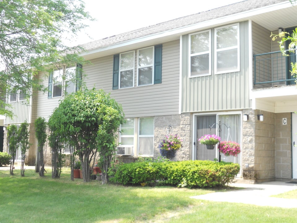 Sedgwick Pines in West Carthage, NY - Building Photo