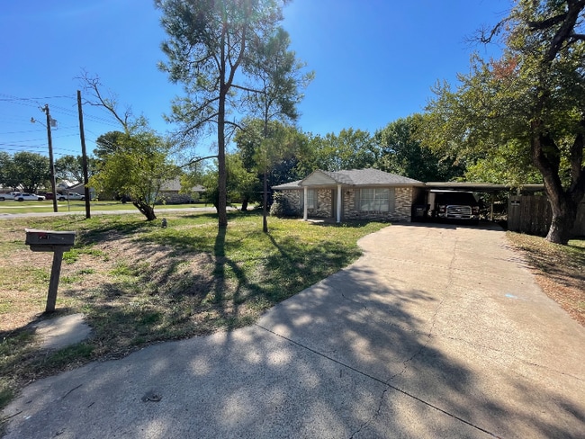 201 N 4th St in Crandall, TX - Building Photo - Building Photo