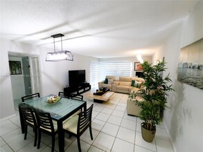 10125 NW 9th Street Cir, Unit 103 in Miami, FL - Building Photo - Building Photo