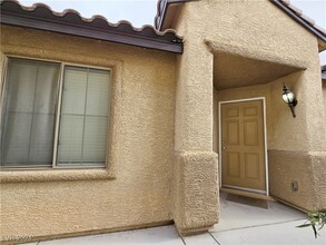 6471 Strongbow Dr in Las Vegas, NV - Building Photo - Building Photo