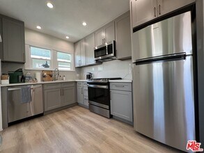 531 Burchett St in Glendale, CA - Building Photo - Building Photo