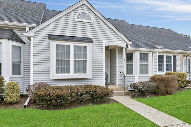 2555 Youngs Ave in Southold, NY - Building Photo - Building Photo