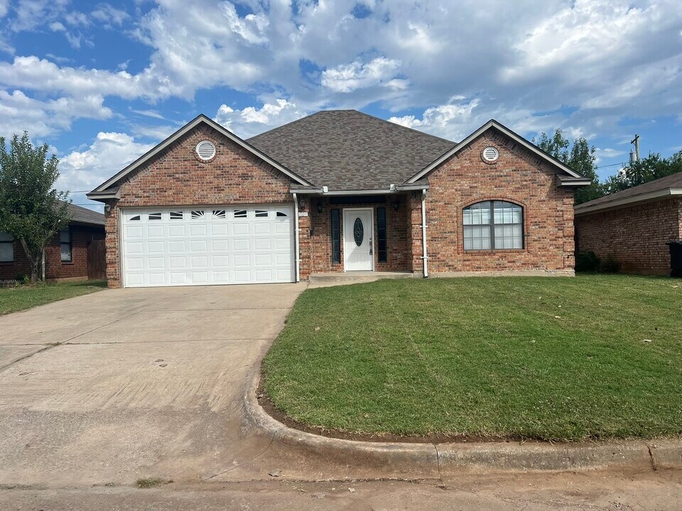 1000 Gale in Moore, OK - Building Photo