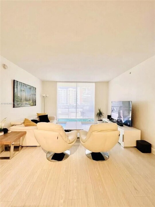 2775 NE 187th St, Unit 622 in Miami, FL - Building Photo