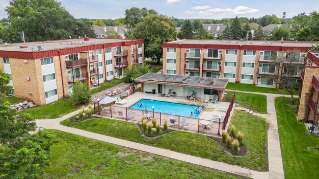 Boulder Court in Eagan, MN - Foto de edificio - Building Photo