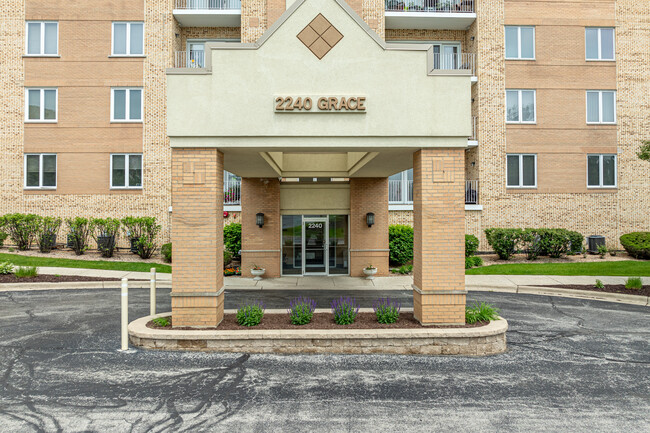 2240 S Grace St in Lombard, IL - Foto de edificio - Building Photo