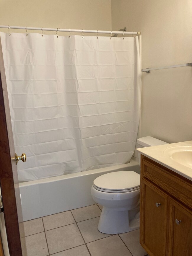 Immaculate Updated 2 Bedroom with 1 Bath in Rockford, IL - Foto de edificio - Building Photo