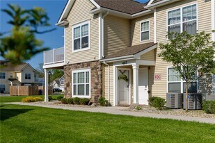 807 New Terrace Ln in Rochester, NY - Building Photo