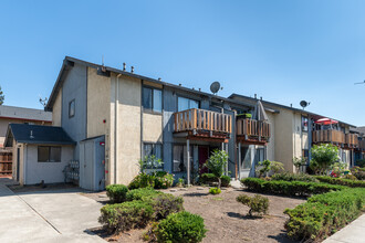 The Flint Court Apartments in Hayward, CA - Building Photo - Building Photo