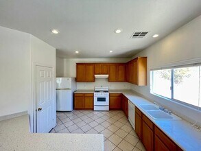 7586 Camino Heights Ct in Las Vegas, NV - Building Photo - Building Photo