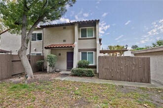 5627 E Plaza De Indios in Anaheim, CA - Building Photo - Building Photo