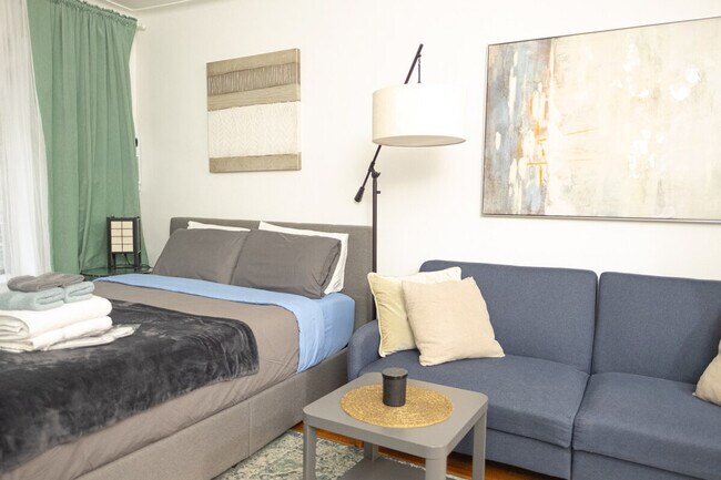 328 E 74th St in New York, NY - Building Photo - Building Photo