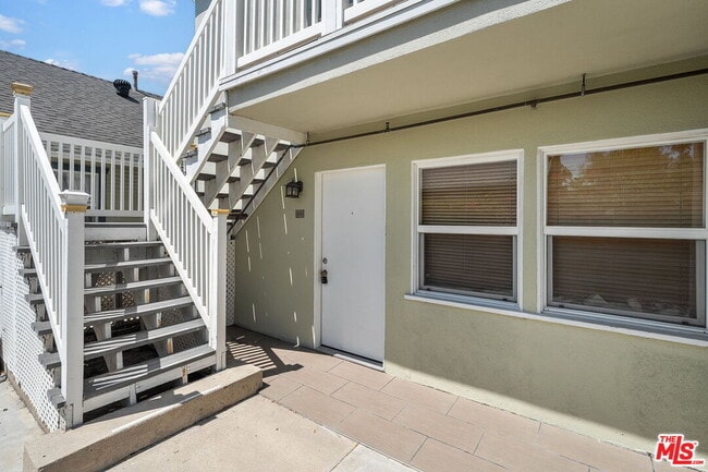 2235 1/2 Laverna Ave in Los Angeles, CA - Building Photo - Building Photo