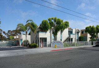 Brooks Apartments in Oceanside, CA - Foto de edificio - Building Photo