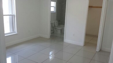 2605 NW 31st St in Miami, FL - Building Photo - Building Photo
