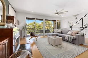 275 E Noble Ln in Fayetteville, AR - Building Photo