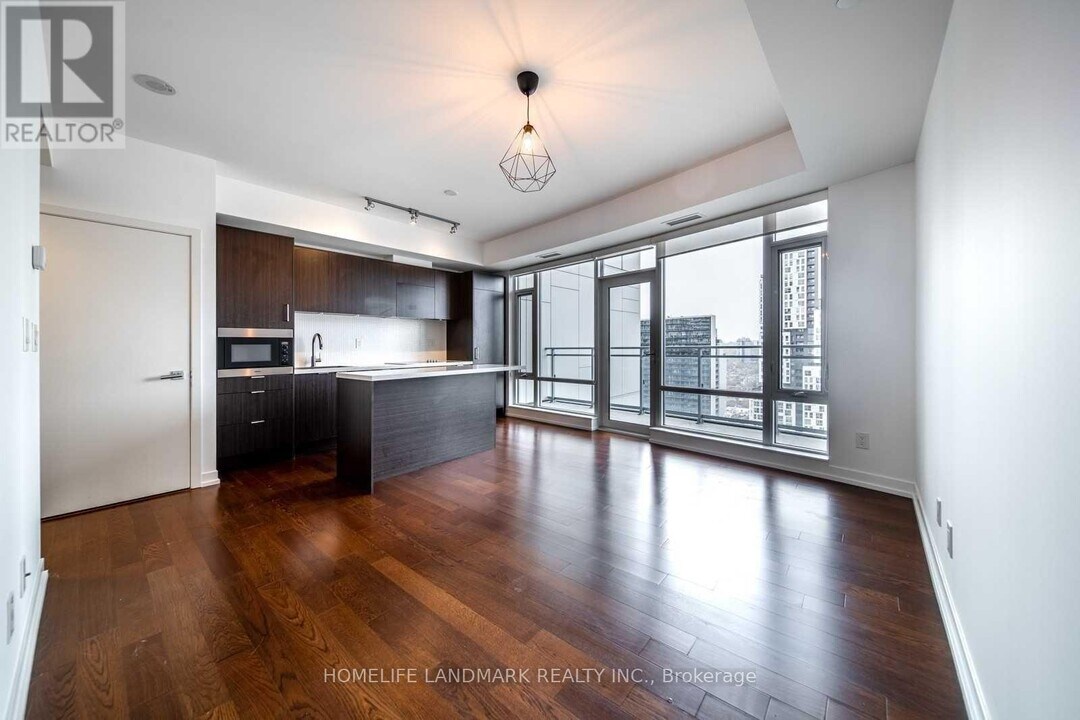 21-2521 Widmer St in Toronto, ON - Building Photo