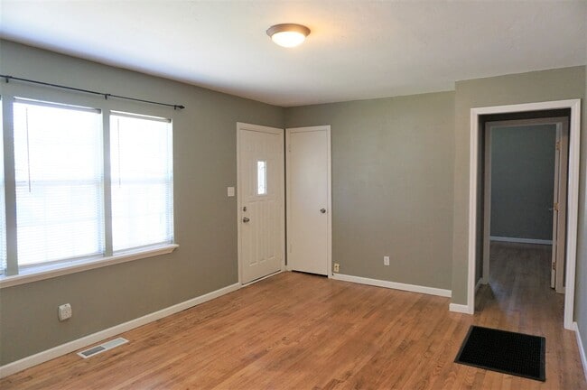 2212 Andover Ct in The Village, OK - Building Photo - Building Photo