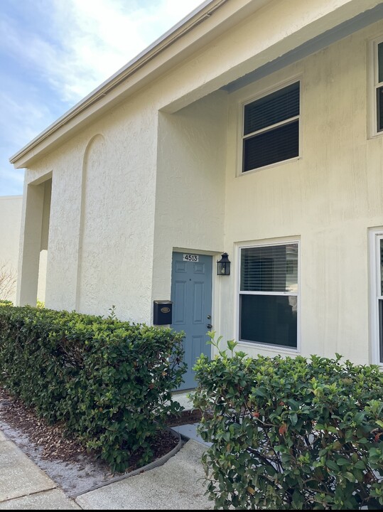 4513 La Carmen Ct in Tampa, FL - Foto de edificio