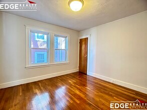 82 Beechcroft St, Unit 1 in Boston, MA - Foto de edificio - Building Photo