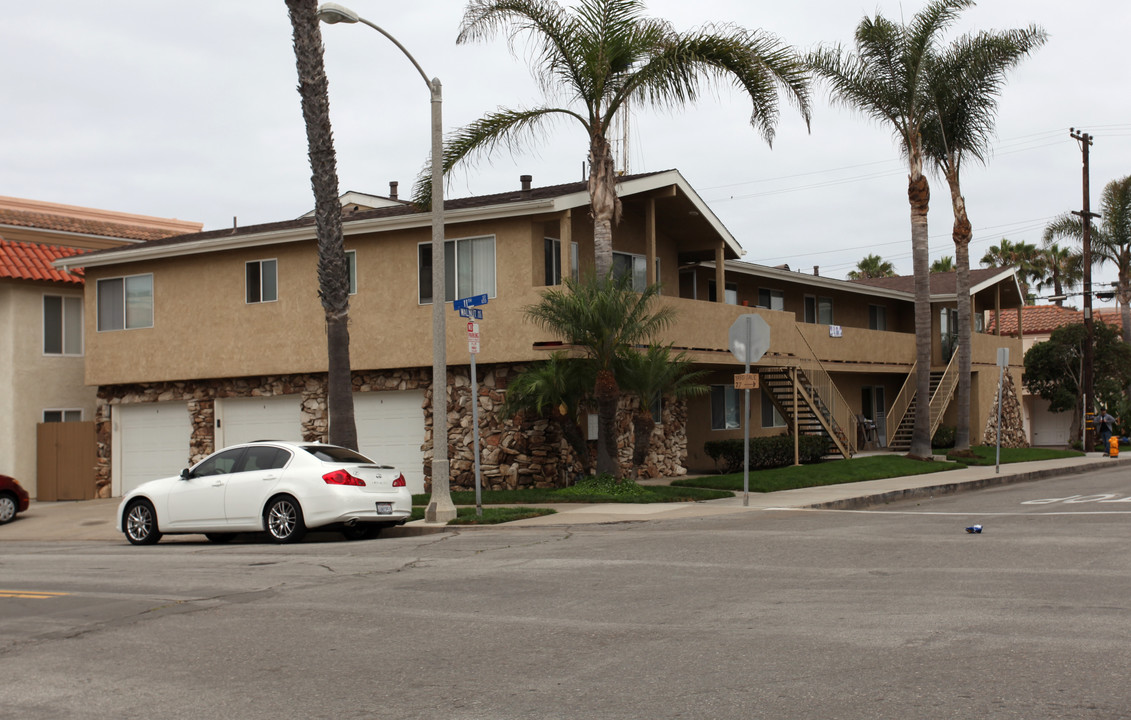 1101 Walnut Ave in Huntington Beach, CA - Building Photo