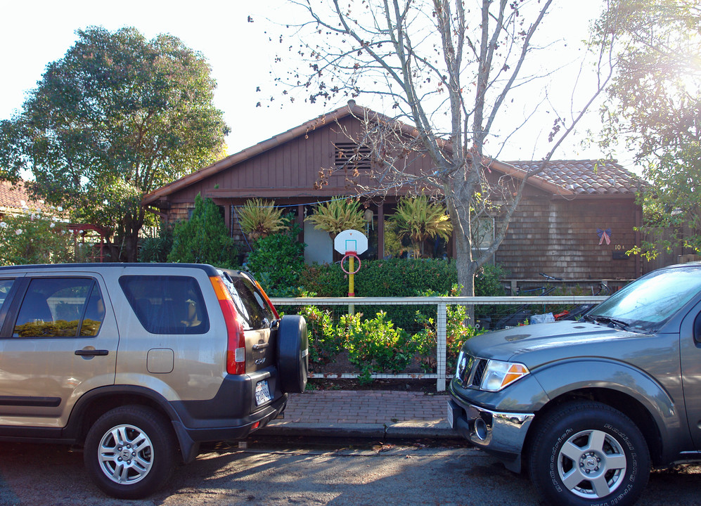 10 Warner Ct in San Rafael, CA - Building Photo