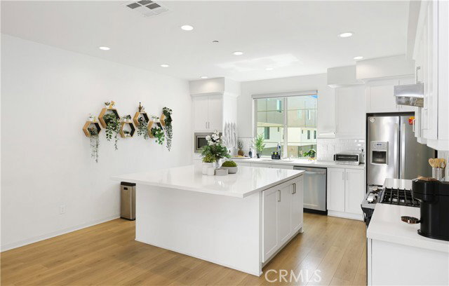 166 Novel in Irvine, CA - Building Photo