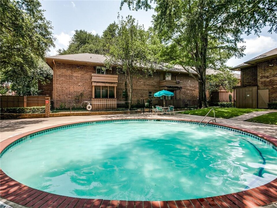 10534 Stone Canyon Rd in Dallas, TX - Building Photo