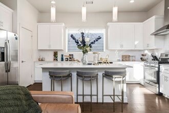 2210 Lou Ellen Ln in Houston, TX - Building Photo - Building Photo