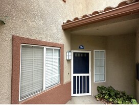 350 Vía Capri in Corona, CA - Building Photo