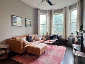 925 N Mozart St, Unit 2F in Chicago, IL - Building Photo - Building Photo