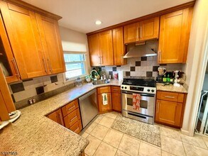 3 Arthur Rd in Bridgewater, NJ - Foto de edificio - Building Photo