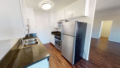 Royal Terrace Apartments in Los Angeles, CA - Building Photo - Interior Photo