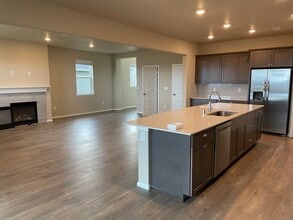 1339 Baker Heights Loop in Bremerton, WA - Foto de edificio - Building Photo