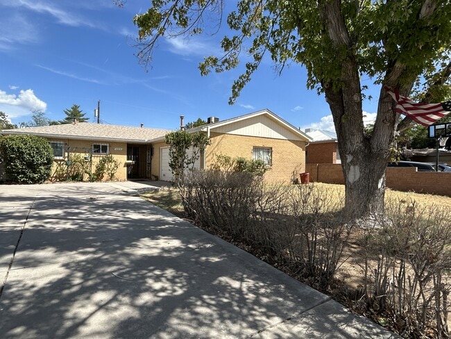 property at 2712 Palomas Dr NE