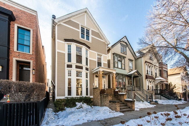 1325 W Wolfram St in Chicago, IL - Building Photo - Building Photo