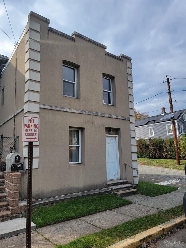 121 S Fulton St in Woodbridge, NJ - Building Photo - Building Photo