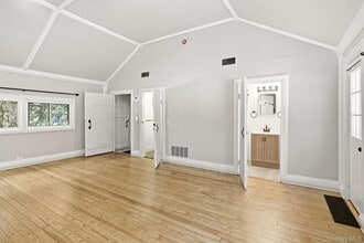 744 Milltown Rd in Southeast, NY - Foto de edificio - Building Photo