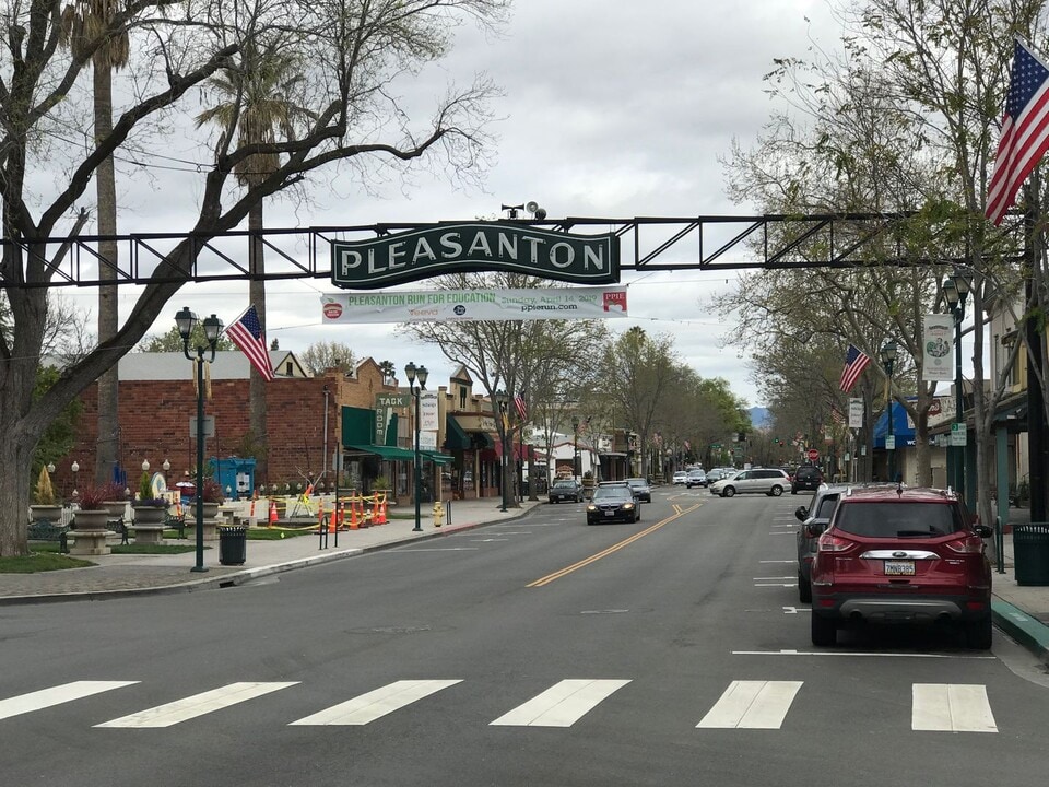 335 E Angela St in Pleasanton, CA - Foto de edificio