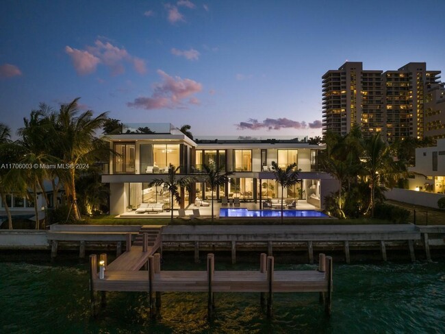 1061 N Venetian Dr in Miami Beach, FL - Foto de edificio - Building Photo