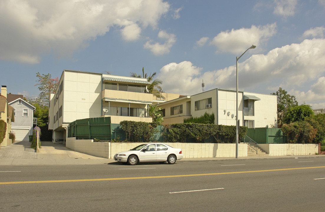 7607 Fountain Ave in Los Angeles, CA - Building Photo